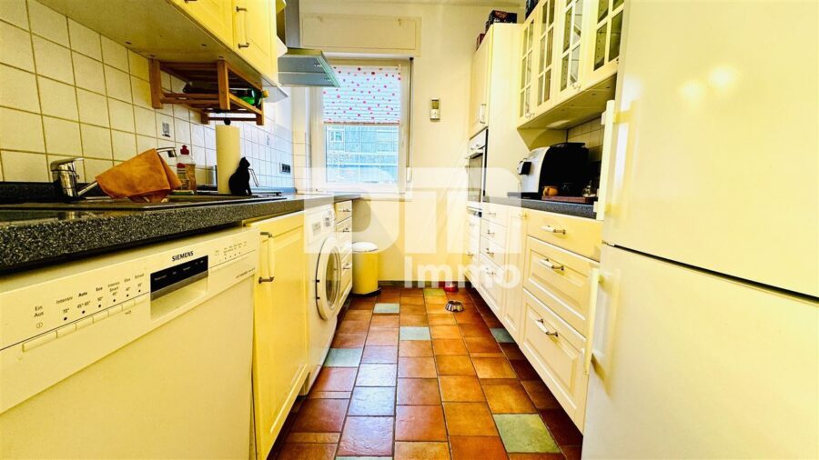 Helle Vierzimmerwohnung (Hochparterre) mit Balkon in Traumlage - Küche mit Einbauküche